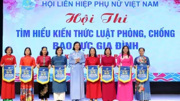 Ban Tổ chức Hội thi tặng cờ lưu niệm cho các đội thi.