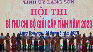 Lãnh đạo Tỉnh ủy Lạng Sơn tặng hoa và cờ lưu niệm cho các thí sinh tham dự Hội thi.