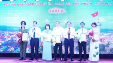 Đại diện lãnh đạo Tỉnh ủy, Ủy ban nhân dân tỉnh Lạng Sơn trao giải cho các tác giả đoạt giải A.