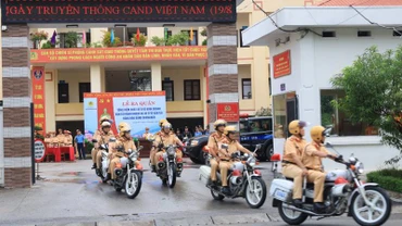 Cán bộ, chiến sĩ Phòng Cảnh sát giao thông Công an tỉnh đồng loạt ra quân tổng kiểm soát xe ô-tô kinh doanh vận tải hành khách và xe hàng hóa container.