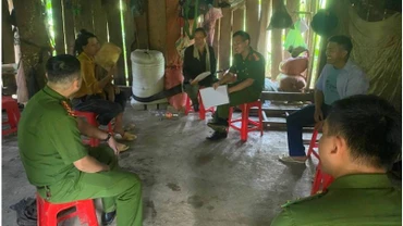 Công an xã Nhất Tiến, Bắc Sơn, (Lạng Sơn) tuyên truyền, vận động nhân dân cam kết, giao nộp vũ khí, vật liệu nổ, công cụ hỗ trợ.