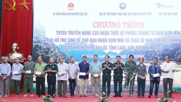 Trung tướng Phạm Ngọc Khóa, Phó Chủ tịch Thường trực Hội hỗ trợ khắc phục hậu quả bom mìn Việt Nam tặng quà sinh kế cho các nạn nhân có hoàn cảnh khó khăn tại huyện Cao Lộc (Lạng Sơn).