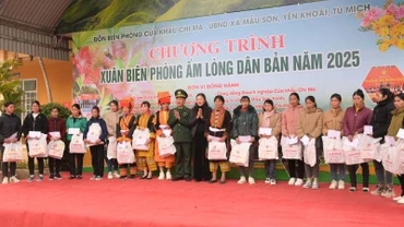 Bộ đội Biên phòng Lạng Sơn tặng quà cho các hộ gia đình khó khăn tại Chương trình: "Xuân biên phòng - Ấm lòng dân bản".
