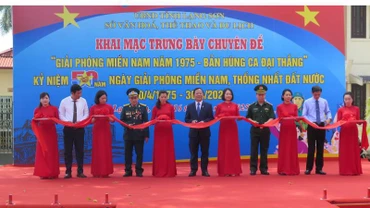 Đại diện lãnh đạo các cơ quan, ban, ngành của tỉnh cắt băng khai mạc trưng bày chuyên đề: Giải phóng miền nam năm 1975 - Bản hùng ca đại thắng". 