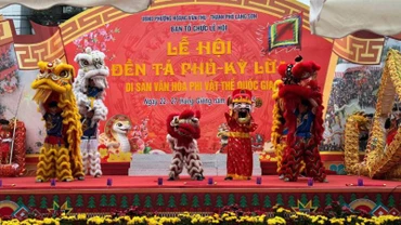 Đội múa sư tử chào mừng lễ khai hội đền Kỳ Cùng-Tả Phủ, thành phố Lạng Sơn (Lạng Sơn).