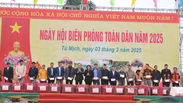 Đại diện lãnh đạo Ủy ban Trung ương Mặt trận Tổ quốc Việt Nam và lãnh đạo tỉnh Lạng Sơn trao quà tặng các hộ gia đình tiêu biểu trong tham gia bảo vệ đường biên, cột mốc.