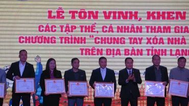 Đồng chí Hồ Tiến Thiệu, Chủ tịch Ủy ban nhân dân tỉnh Lạng Sơn trao bằng khen của Ủy ban nhân dân tỉnh cho các đơn vị cơ quan, doanh nghiệp. 