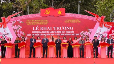 Đại diện lãnh đạo các cơ quan của tỉnh và thành phố Lạng Sơn cắt băng khai trương đường hoa xuân xứ Lạng. 