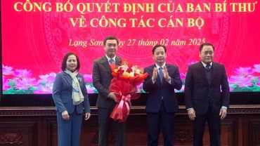 Lãnh đạo Tỉnh ủy, Hội đồng nhân dân, Ủy ban nhân dân tỉnh Lạng Sơn tặng hoa chúc mừng tân Phó Bí thư Tỉnh ủy, đồng chí Nguyễn Cảnh Toàn.