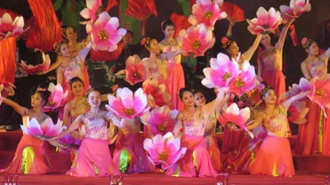 Các văn nghệ sĩ tham gia biểu diễn ca ngợi vẻ đẹp của hoa đào xứ Lạng.