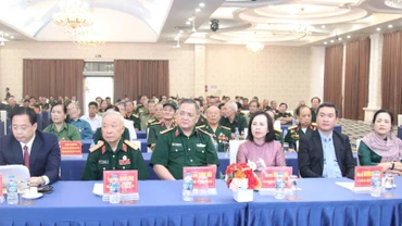 Các đồng chí lãnh đạo tỉnh Lạng Sơn cùng các cựu chiến binh, cựu thanh niên xung phong, chiến sĩ cách mạng bị địch bắt, tù đày tiêu biểu, tham gia kháng chiến chống Mỹ cứu nước tham dự buổi gặp mặt.