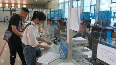 Công chức hải quan cửa khẩu quốc tế Hữu Nghị, Cao Lộc, (Lạng Sơn), hướng dẫn doanh nghiệp.