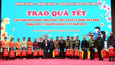 Phó Thủ tướng Chính phủ Lê Thành Long, cùng lãnh đạo tỉnh Lạng Sơn tặng quà các hộ nghèo, hộ cận nghèo, người lao động có hoàn cảnh khó khăn trên địa bàn tỉnh.