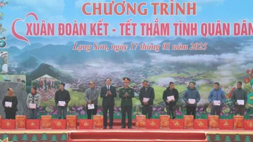Đại diện lãnh đạo Ủy ban nhân dân tỉnh Lạng Sơn và lãnh đạo Cục Dân vận, Tổng Cục Chính trị Quân đội tặng quà cho các hộ gia đình có hoàn cảnh khó khăn.