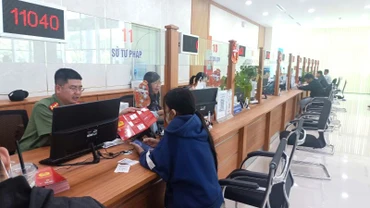 Cán bộ Công an tỉnh hướng dẫn thủ tục đề nghị cấp phiếu lý lịch tư pháp qua ứng dụng VNeID cho công dân.