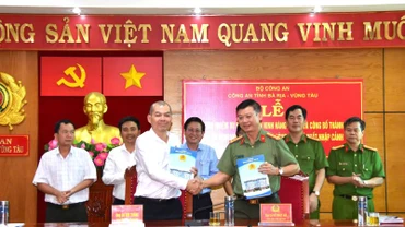 Đại tá Vũ Như Hà, Giám đốc Công an tỉnh và ông Dư Kim Thăng, Giám đốc Cảng hàng không Côn Đảo ký kết biên bản bàn giao nhiệm vụ bảo đảm an ninh hàng không tại sân bay Côn Đảo.