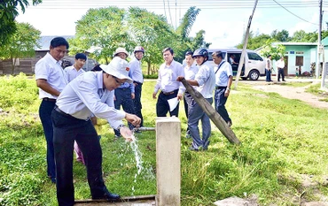 Đoàn giám sát của HĐND tỉnh Gia Lai kiểm tra công trình nước sạch nông thôn ở xã Ia Rtô (thị xã Ayun Pa). 