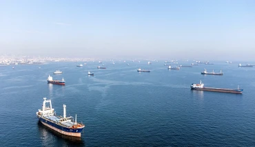 Các tàu chở ngũ cốc đi qua eo biển Bosphorus ở Thổ Nhĩ Kỳ. (Ảnh REUTERS)