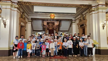 Du khách tham quan Di tích kiến trúc nghệ thuật quốc gia trụ sở Hội đồng nhân dân-Ủy ban nhân dân Thành phố Hồ Chí Minh.