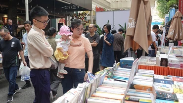 Nhiều gia đình trẻ đến tham quan Đường sách Thành phố Hồ Chí Minh trong ngày đầu năm mới.
