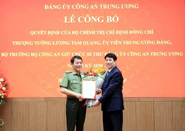 Thường trực Ban Bí thư Lương Cường trao Quyết định của Bộ Chính trị cho Thượng tướng Lương Tam Quang. (Ảnh KHỔNG HÀ)