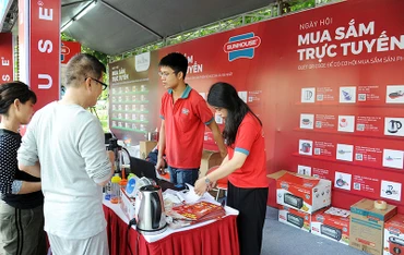 Người tiêu dùng trải nghiệm công nghệ số và thương mại điện tử trong Ngày hội mua sắm trực tuyến. (Ảnh AN KHÁNH)