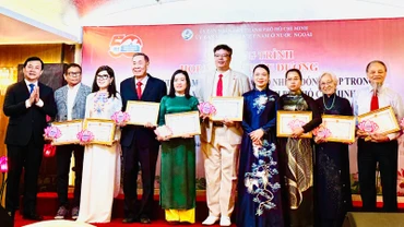 Thành phố Hồ Chí Minh vinh danh 50 người Việt Nam ở nước ngoài tiêu biểu có nhiều đóng góp trong xây dựng và phát triển thành phố.