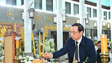 Ủy viên Bộ Chính trị, Bí thư Thành ủy Thành phố Hồ Chí Minh Nguyễn Văn Nên dâng hương viếng Giáo sư, Tiến sĩ Phan Lương Cầm.