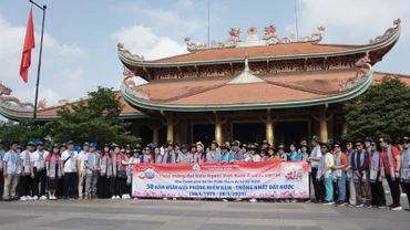 Đoàn thanh thiếu niên kiều bào Thái Lan cùng các đại biểu về thăm Củ Chi sáng ngày 28/4.