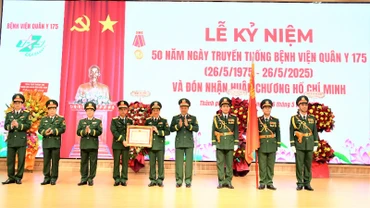 Bệnh viện Quân y 175 đón nhận Huân chương Hồ Chí Minh.