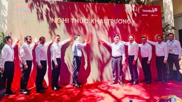Các đồng chí lãnh đạo nhấn nút khai trương Trung tâm Báo chí phục vụ Lễ kỷ niệm 50 năm Ngày Giải phóng miền nam, thống nhất đất nước.