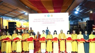 Cắt băng khai mạc Triển lãm.