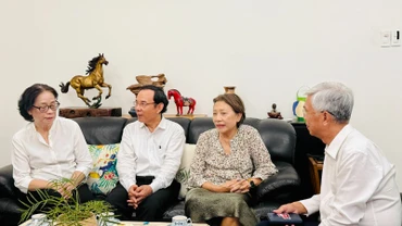 Đồng chí Nguyễn Văn Nên trò chuyện và ân cần hỏi thăm người thân trong gia đình đồng chí Nguyễn Văn Linh.