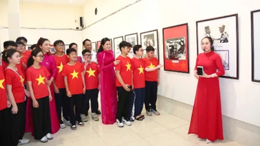 Quang cảnh triển lãm ảnh “Đất nước trọn niềm vui”.
