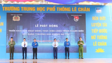 Các đại biểu phát động công trình thanh niên "Xây dựng trường học không ma túy".