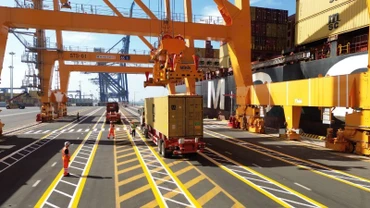 Chuyến tàu cập cảng đã thực hiện dỡ 484 container hàng hóa.