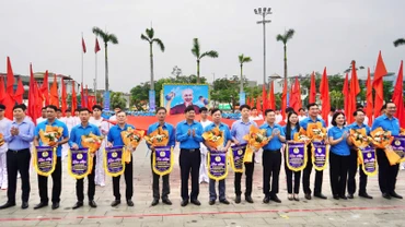 Trao quà và tặng hoa các đơn vị tham gia phát động Tháng Công nhân.