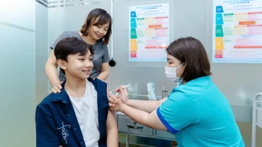 Trẻ em được tiêm chủng vaccine phòng, chống bệnh sởi.