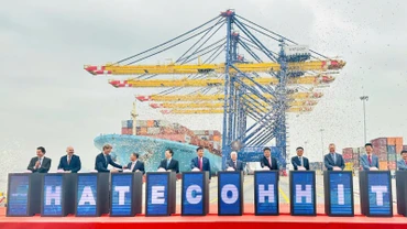 Lãnh đạo Trung ương và các đại biểu nhấn nút khánh thành Cảng Container quốc tế Hateco Hải Phòng.