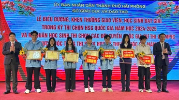 Trao phần thưởng tặng các học sinh đoạt giải Nhất kỳ thi học sinh giỏi quốc gia.