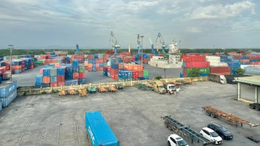Hoạt động cảng biển Hải Phòng diễn ra sôi nổi, nhộn nhịp.