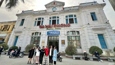 Du khách check-in trước Ga Hải Phòng.