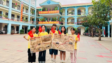 Các em học sinh Hải Phòng hào hứng với sự sinh động của Phụ san đặc biệt. 