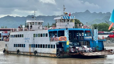  Phà chạy sang đảo Cát Hải.