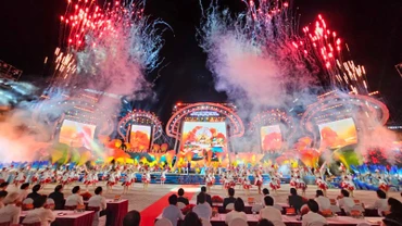 Lễ hội Hoa phượng đỏ gắn với kỷ niệm Ngày Giải phóng Hải Phòng.