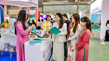 Các đại biểu tham quan gian hàng Du lịch Hải Phòng.