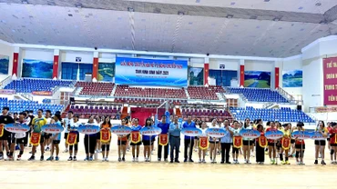 Ban tổ chức trao cờ lưu niệm cho các đội tham gia.
