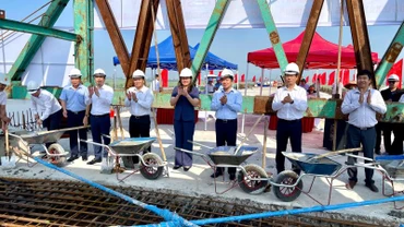 Các đại biểu thực hiện nghi thức hợp long cầu vượt sông Đáy. (Ảnh: YẾN TRINH)