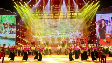 Màn khai từ “Hòa tấu: Âm vang đại ngàn” với sự kết hợp độc đáo giữa nghệ thuật dân tộc truyền thống cùng với âm nhạc hiện đại đã mang đến tiết mục mở màn vô cùng sôi động mở đầu cho chương trình. 