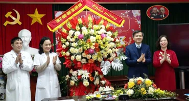 Đồng chí Đoàn Minh Huấn, Ủy viên Trung ương Đảng, Bí thư Tỉnh ủy Ninh Bình thăm và chúc mừng ngành Y tế Ninh Bình nhân dịp kỷ niệm 70 năm ngày Thầy thuốc Việt Nam 27/2. (Ảnh: ĐỨC LAM)